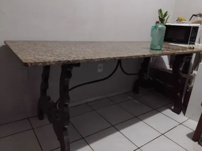 Vende mesa de mármore.detalhe retirada no local.
