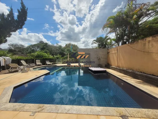 Linda casa de madeira 4 quartos, 4 vagas, lazer com piscina e sauna para a venda no condom