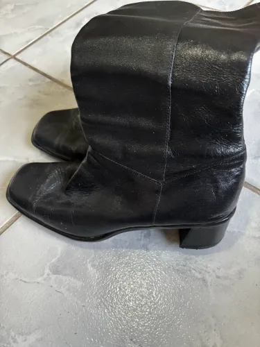 Bota em couro cano longo