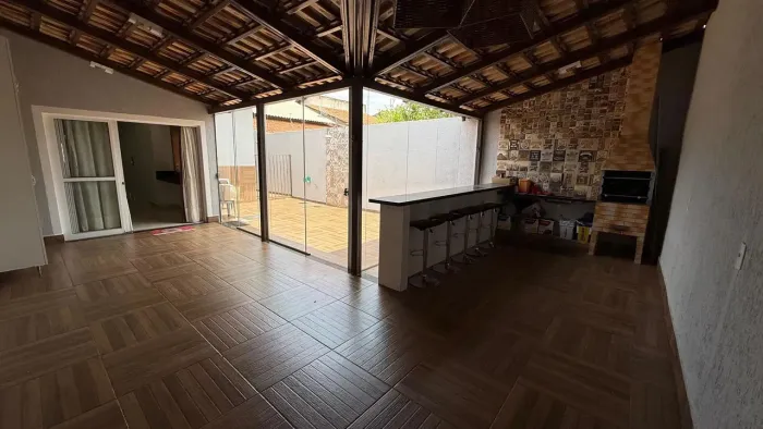 Excelente Casa de Médio Padrão com 3 Quartos (Suíte)  220m²
