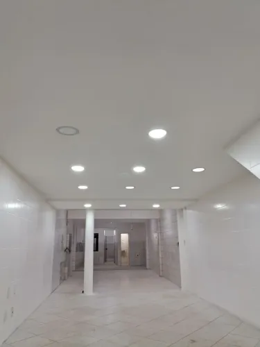 ALUGA-SE ESTE ESPAÇO COMERCIAL