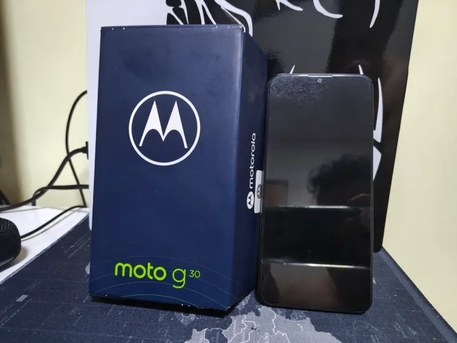 Moto G30, na caixa e com carregador turbo original.