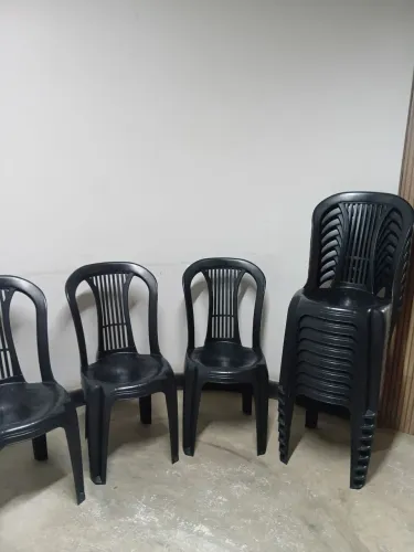 19 cadeiras plasticas pretas por $500,00