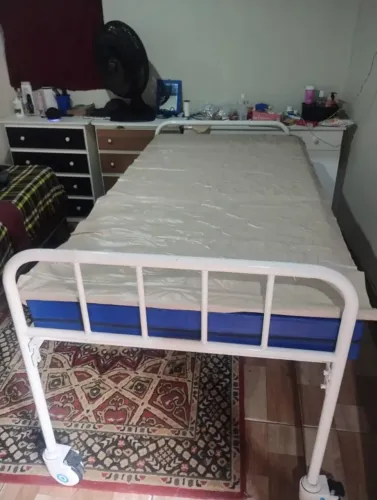 Uma cama, com colchão pormatico