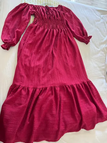 Vestido vermelho com mangas longas 