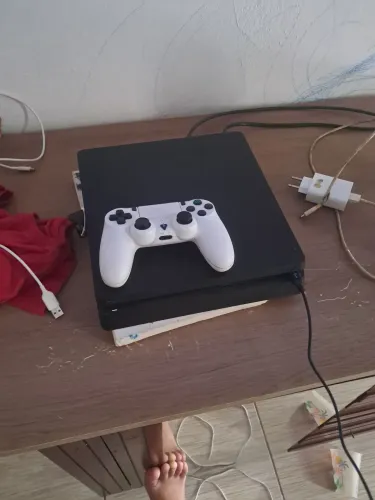 Vende se um ps4 com dois controles e 5 jogos 