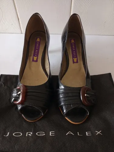 sapato feminino peep toe da marca Jorge Alex em couro legítimo e estado seminovo numero 34