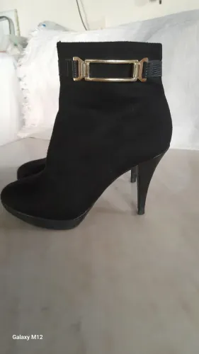 Bota estilo ankle boot - Acabamento aveludado