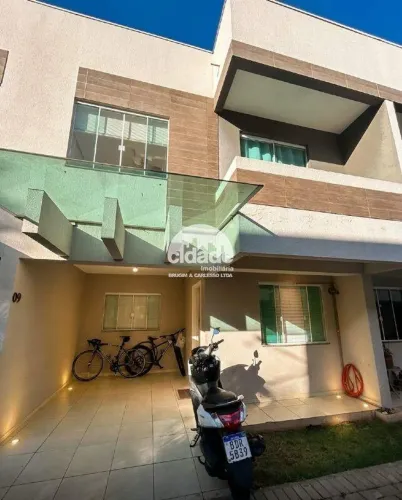 Sobrado em condomínio fechado, semimobiliado, com 3 quartos, 1 vaga de garagem, no bairro