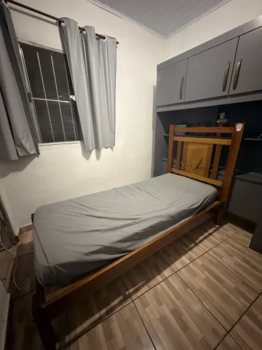 Cama de solteiro com colchão - madeira maciça