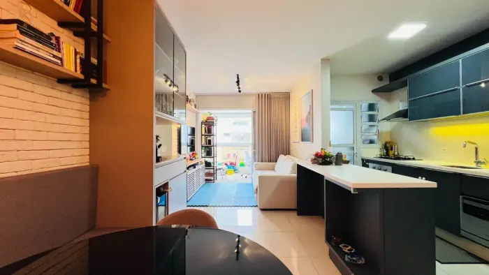 APARTAMENTO COM ARMÁRIOS EMBUTIDOS DE 2 QUARTOS, SUÍTE, SACADA, 2 GARAGENS, LOCALIZAÇÃO PR