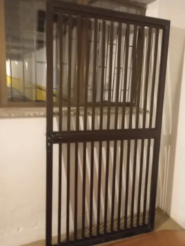 Portão vasado medindo 2:04 por 1:09