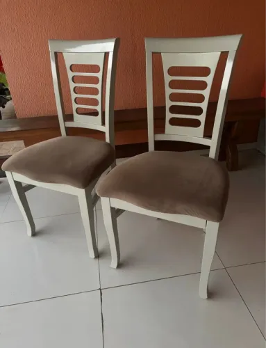 Vendo duas cadeiras de madeira com  acento alcolchoado 