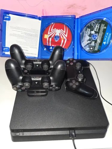 Ps4 com 3 controles e base carregadora mais 2 jogos