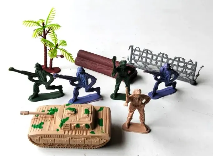 Brinquedos - Miniaturas Tanque Soldadinhos e Outros - Usados