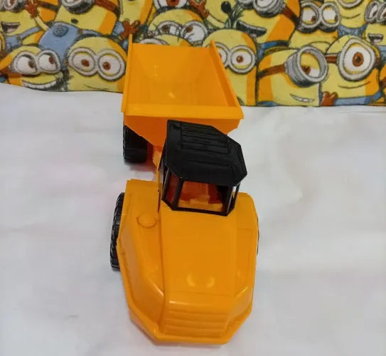 Caminhão com caçamba