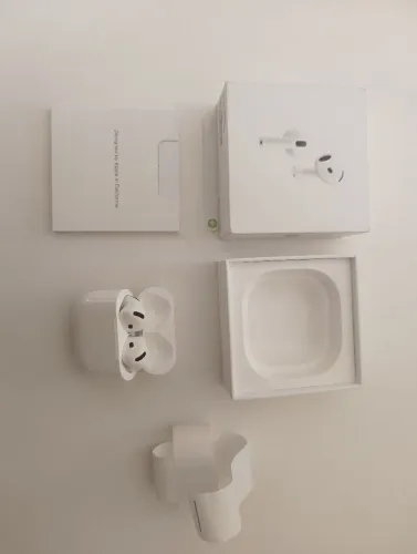 Apple AirPods 4 - com Cancelamento de Ruído 