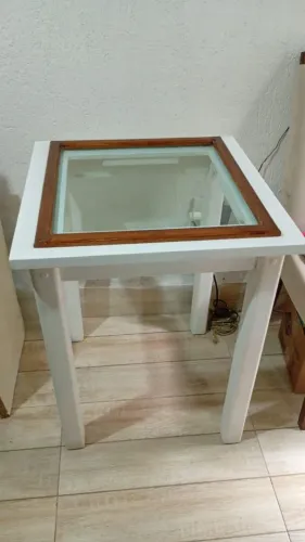 Vendo uma mesa com vidro de madeira laranjeiras e cedrinho