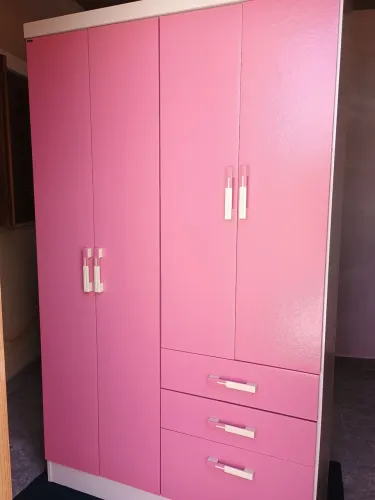 Vendo Guarda-Roupa Rosa - Ótimo Estado!