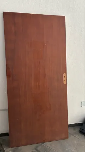Duas portas grandes de madeira
