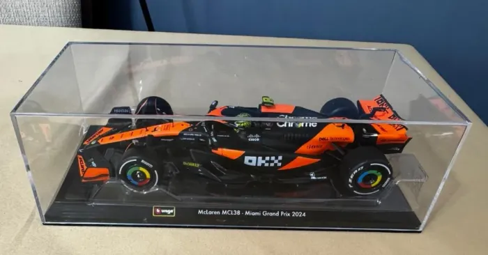 Carrinho miniatura F1 Mclaren Mcl38 Gp escala 1/24 Acrílico Lando Norris A Bburago
