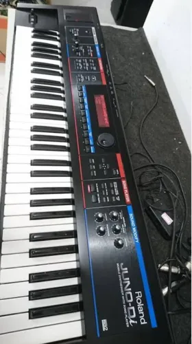 ( Teclado sintetizador Roland juno di) Vendo ou (troco por um iPhone)