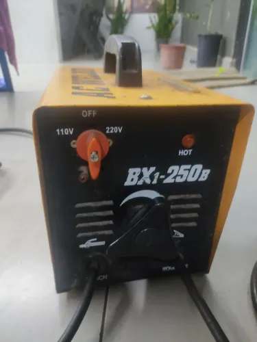 Vende-se máquina de solda transformadora AC modelo BX1-250B.
