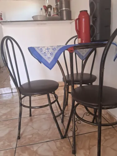 Vende uma mesa de vidro  3 cadeiras 
