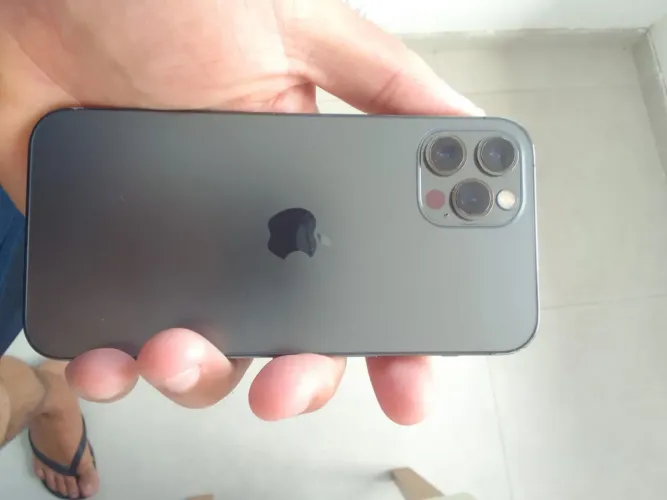 iPhone 12 Pro muito novo