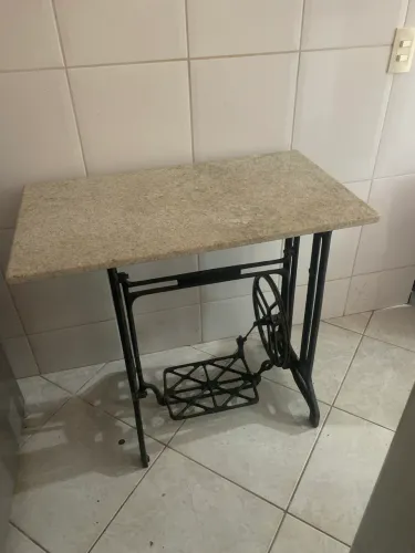 Mesa pe de máquina com tampo de mármore