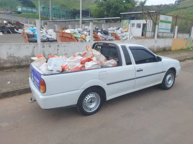Descarte de móveis e entulho ensacado