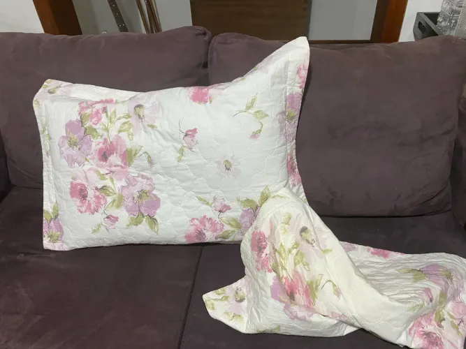 Conjunto de capas para travesseiro em  matelassê 