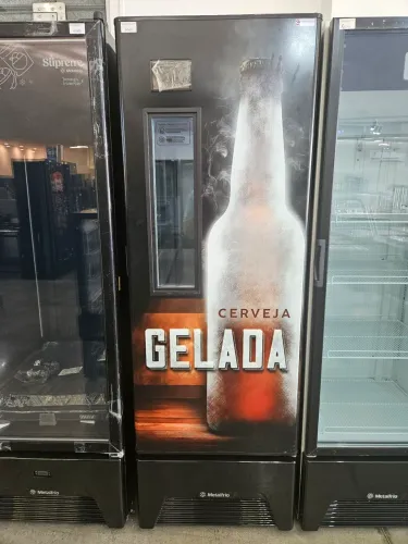 cervejeira com visor 435 litros adesivada