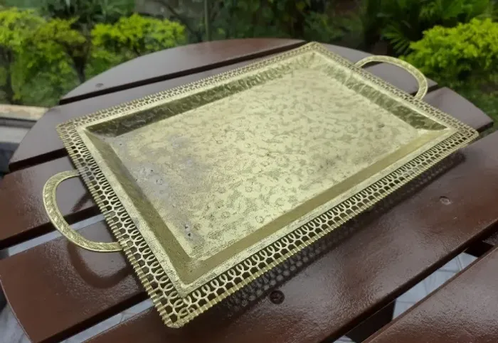 Bandeja antiga em metal dourado 32cm x 21cm louça antiga