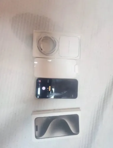 Vendo iPhone 15 pro Max caixa e cabo