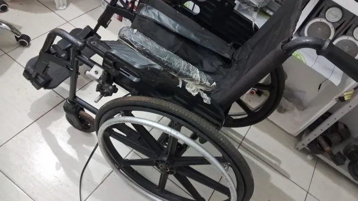 CADEIRA DE RODAS DE COROA BONITA. POUCOS DIAS DE SERVIÇO