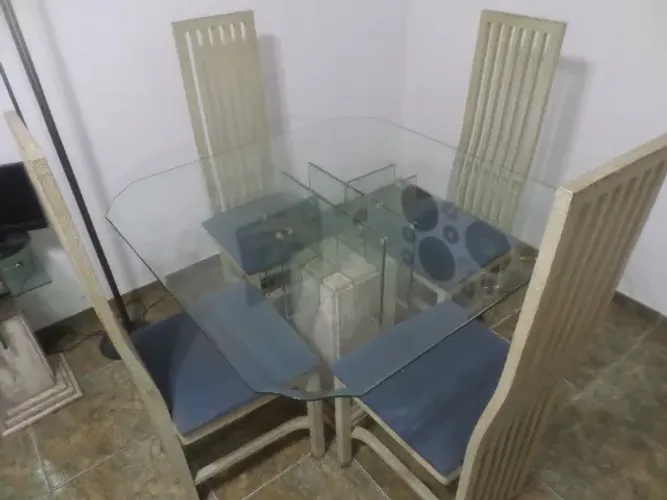 Mesa de Vidro 1,10m X 1,10m e 4 Cadeiras
