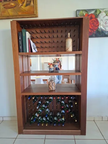 Estante elegante com adega
