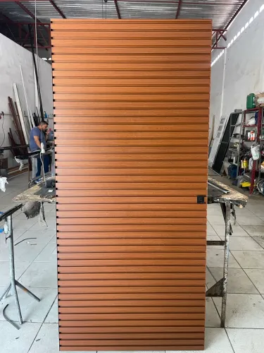Porta pivotante de alumínio ripado para pronta entrega 