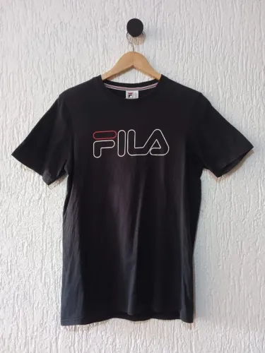 camiseta fila preta tam p