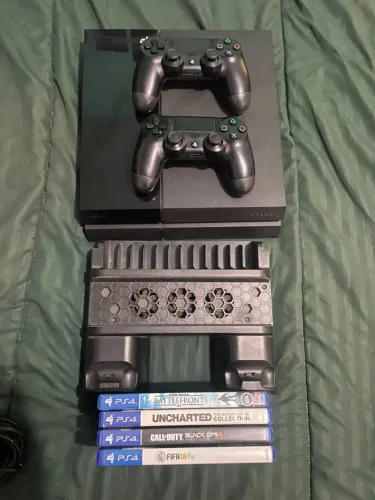 PLAYSTATION 4 + 2 CONTROLES + BASE DE RESFRIAMENTO E CARGA + 4 JOGOS