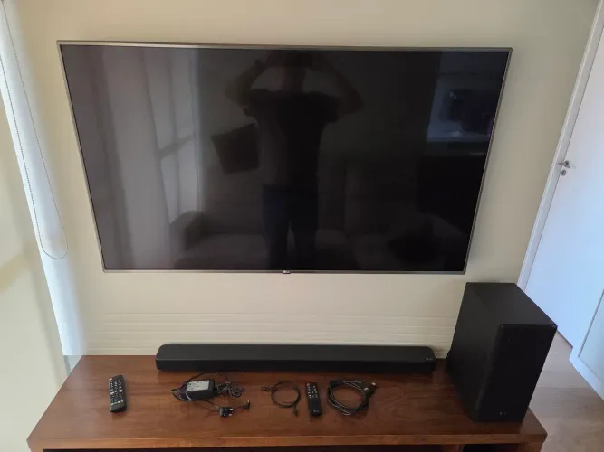 TV COM SOUNDBAR LG 55"