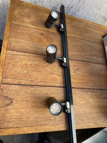 Kit de trilho eletrificado preto com 3 spots LED direcionáveis