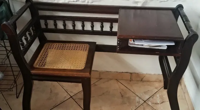 Mesa antiga de telefone de madeira