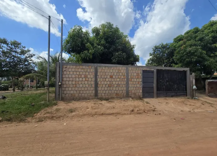 Vendo ou troco belíssima casa toda murada medindo 10/30