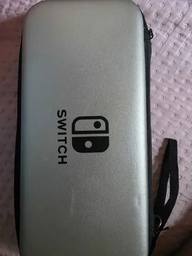 Nintendo Switch OLED branco, pouco uso, com película e case de transporte.
