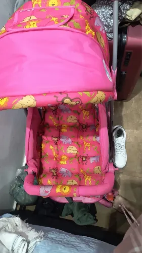 Vende-se carrinho de bebê semi novo e berço chiqueiro.