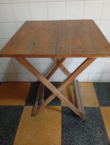 Mesa dobrável de madeira robusta