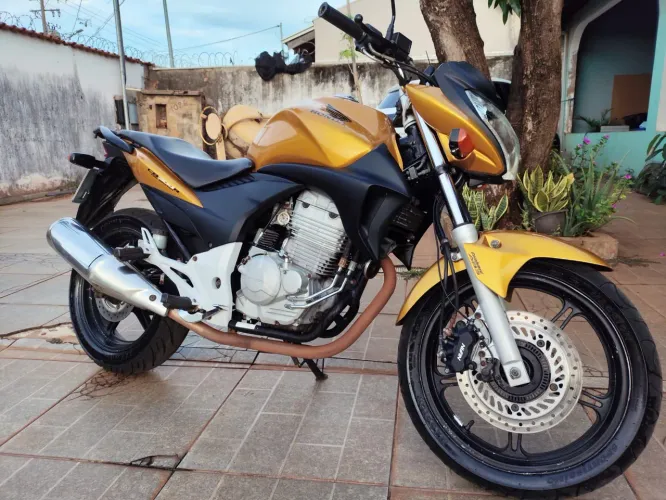 CB 300 impecável.