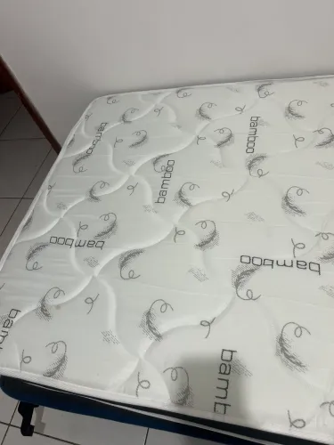 Base de cama com colchão